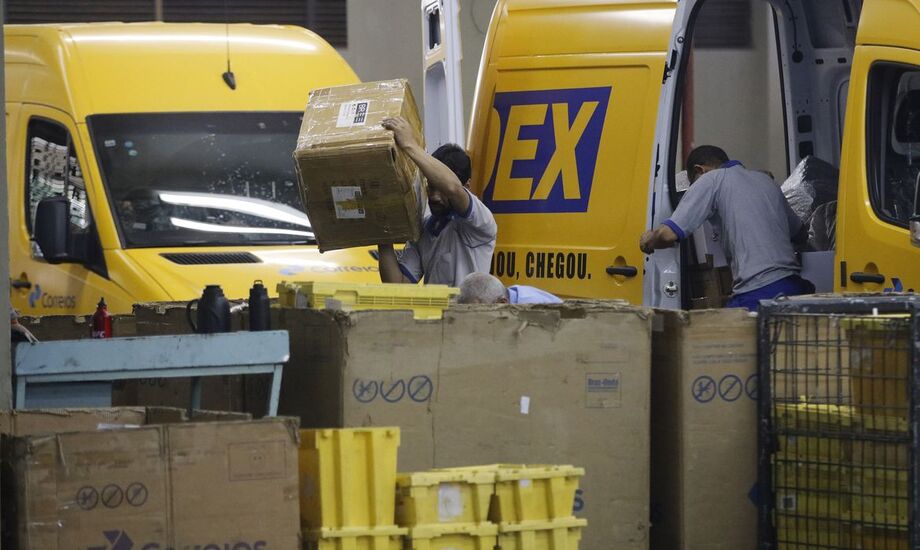 Funcionários dos Correios afirmam que devem entrar em greve no próximo dia 18, alegando que tiveram 70 direitos revogados, como 30% do adicional de risco, vale-alimentação e auxílio-creche