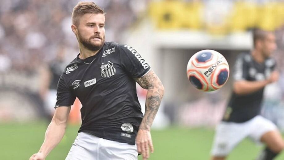 Sasha em ação pelo Santos