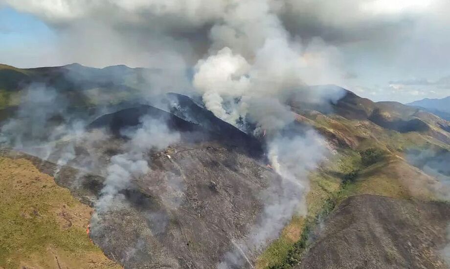 Fogo se alastrou depois que carro foi incendiado nas proximidades