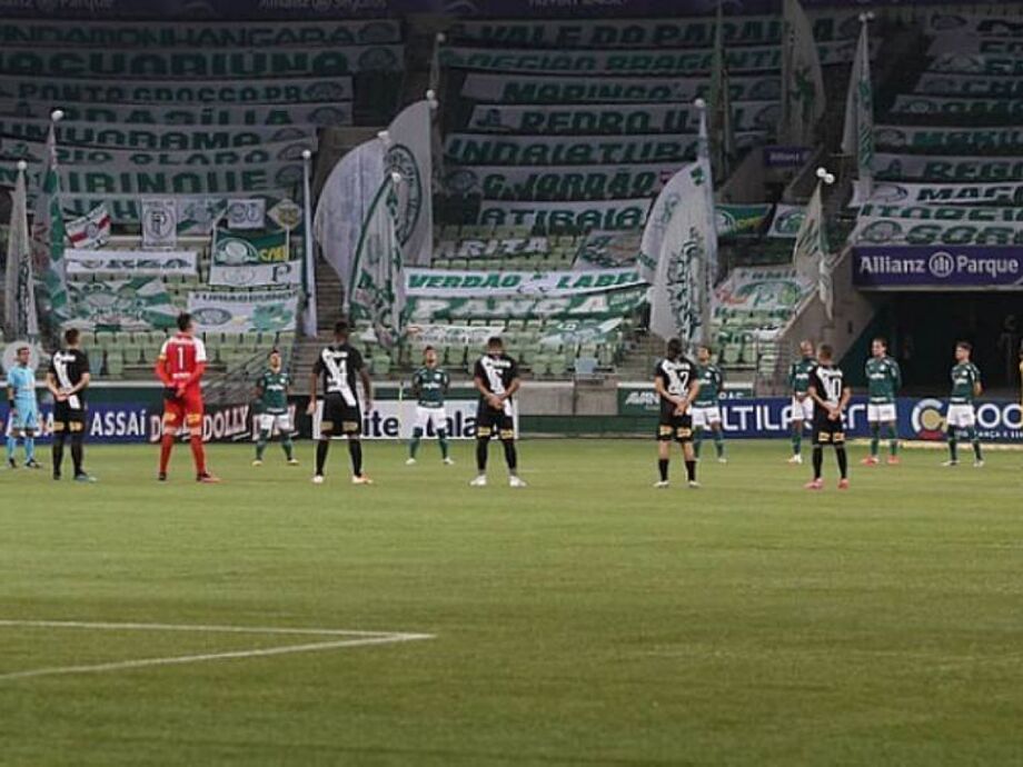 Estádio vazio e só com bandeiras para semifinal entre Palmeiras e Ponte Preta