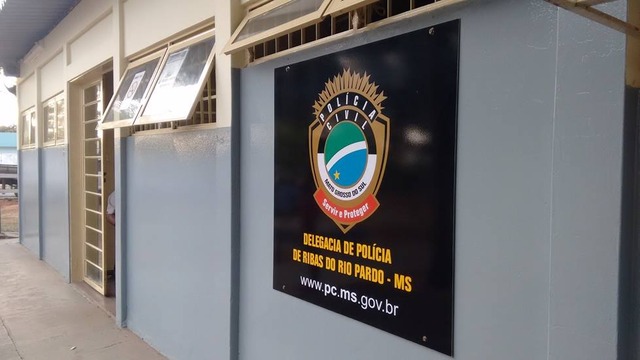 Em um momento de descuido do suspeito, a vítima conseguiu sair de casa por volta de 15h, indo imediatamente à Delegacia.