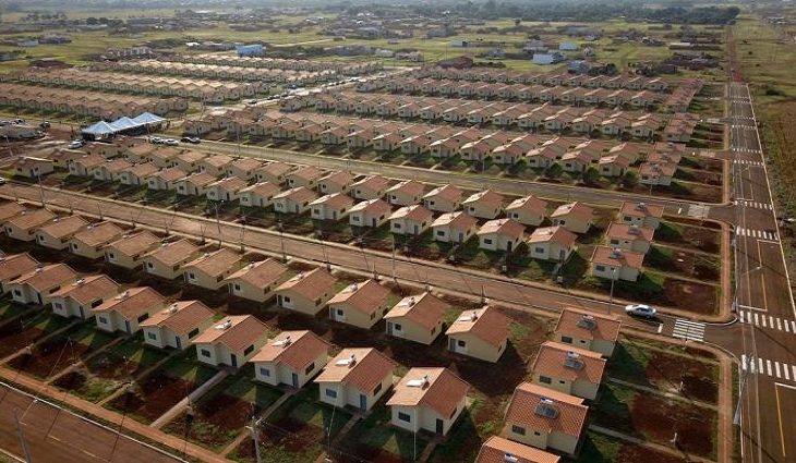 As pessoas notificadas deverão entrar em contato com o departamento de habitação do município em que o imóvel se encontra ou buscar atendimento na Agehab