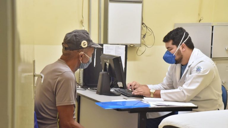 Médico realizando atendimento