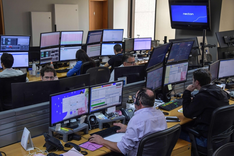 No horário citado acima, Petrobras PN subia 6,47% e ON, 6,54%. Vale ON também ajudava, em elevação de 2,73%