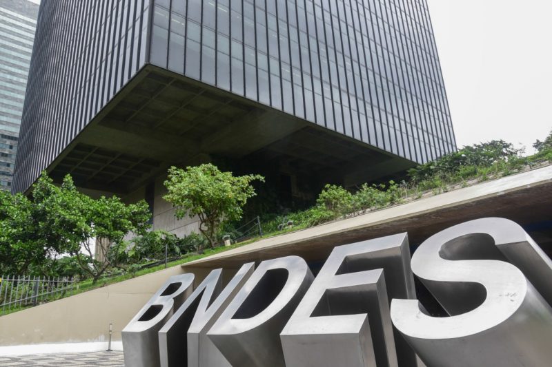 Com desvalorização de 27% em 2020, os papéis sem direito a voto da Petrobrás, que ainda é a maior participação do banco de fomento - R$ 14,7 bilhões no fechamento do primeiro trimestre -, também deverão ficar para depois