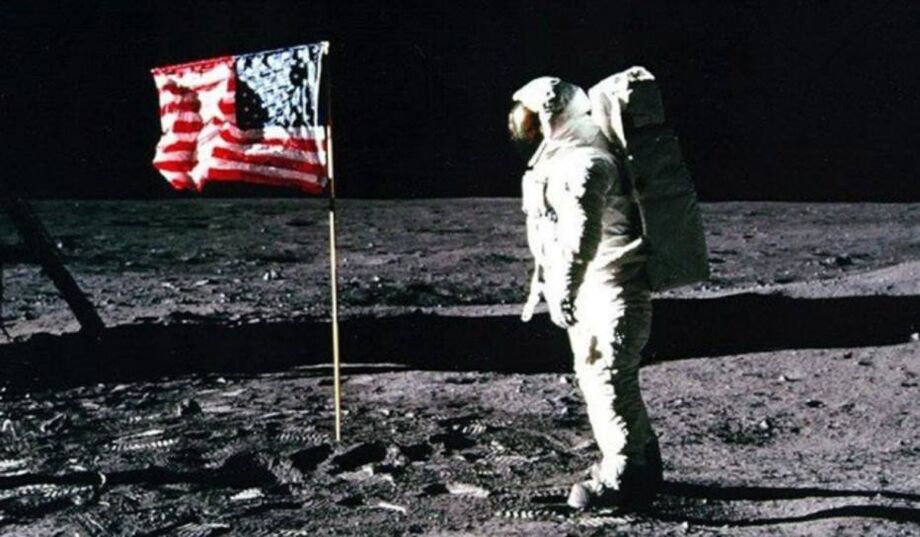 Neil Armstrong, primeiro homem a pisar na Lua, morreu em 2012. Seus filhos decidiram leiloar a placa do pai