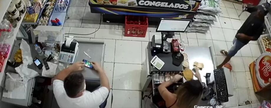 Durante toda a ação o bandido que estava sem máscara ordenou que os funcionários não olhassem para ele