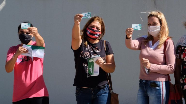 O Instituto Avon, em parceria com a Prefeitura Municipal de Campo Grande, através da Subsecretaria de Políticas para a Mulher- SEMU, realizou a entrega de 150 cartões no valor de R$51,50
