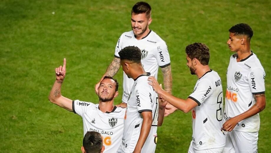 Réver comemora o gol que abriu o caminho da vitória do Atlético