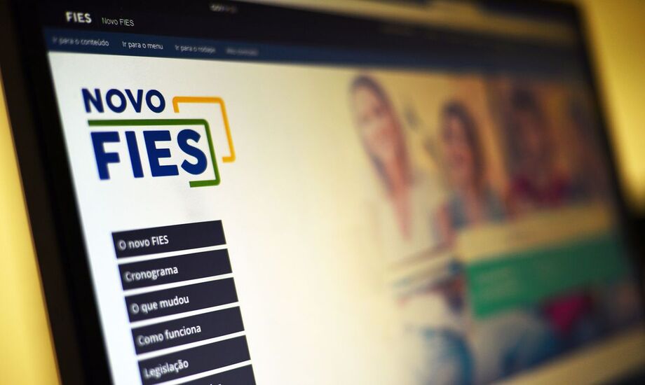 O Fies é um programa do MEC que concede financiamento a estudantes em cursos superiores não gratuitos, em instituições particulares de educação superior.