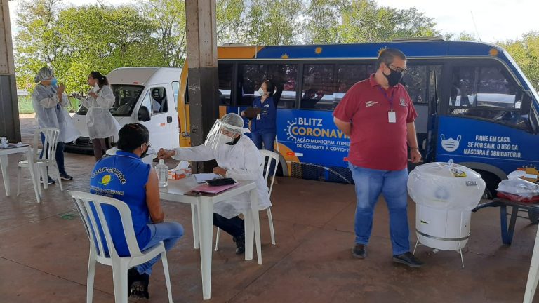 Micro-ônibus da “Blitz da Covid-19″, que é feita por equipes da Vigilância Sanitária da Secretaria Municipal de Saúde (Sesau)