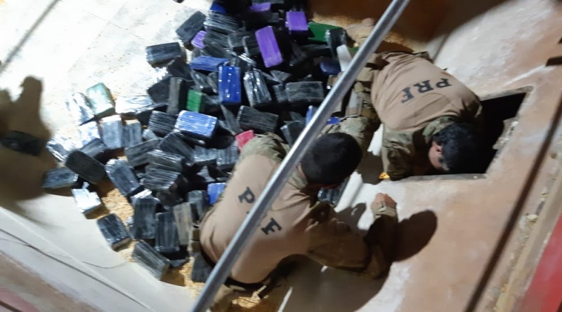 Durante a madrugada desta quinta-feira (6) a PRF (Polícia Rodoviária Federal) apreendeu cerca de 211 quilos de cocaína, que estava escondida em meio a uma carga de milho em um caminhão