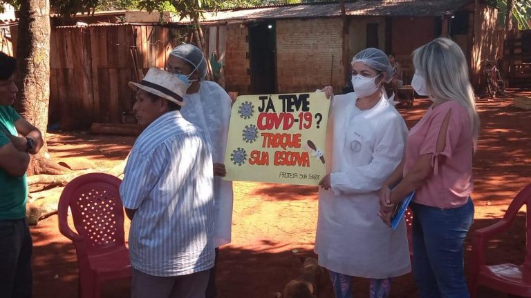 Moradores de comunidades índigenas localizadas na região da saída para Aquidauana, em Campo Grande, receberam nesta quinta-feira (06) orientações sobre saúde bucal e as medidas de prevenção e combate ao novo coronavírus (Covid-19)