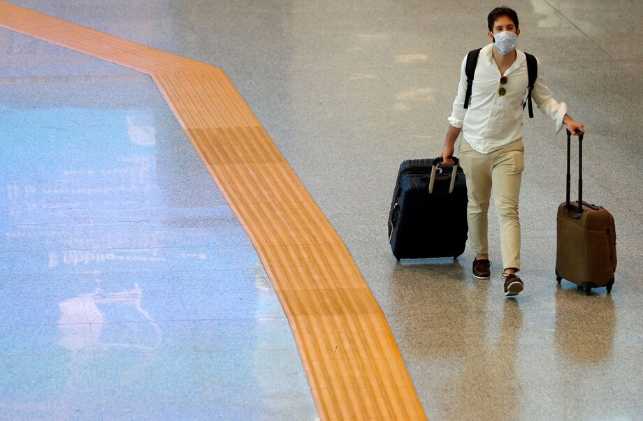 Passageiro no aeroporto Fiumicino, em Roma
