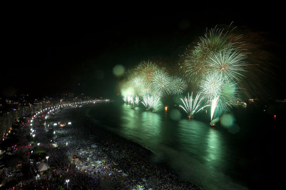 Queima de fogos na Praia de Copacabana, na zona sul do Rio de Janeiro