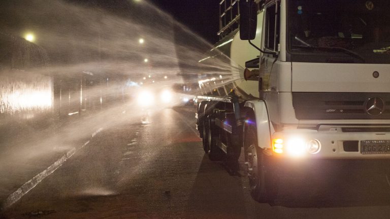 Caminhão fazendo a descontaminação