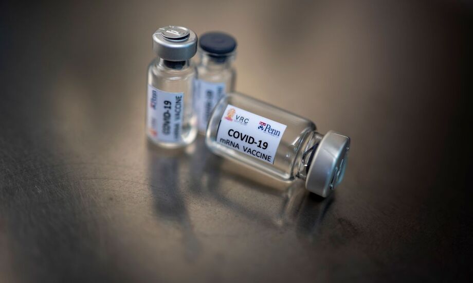 A vacina contra a covid-19 foi desenvolvida pela Universidade de Oxford (Inglaterra) e está sendo testada no Brasil por meio de uma parceria com a Fundação Oswaldo Cruz (Fiocruz)