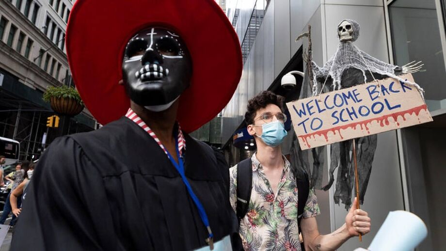 Professores, pais e alunos protestam em Nova York contra a reabertura de escolas sob a pandemia de coronavírus.