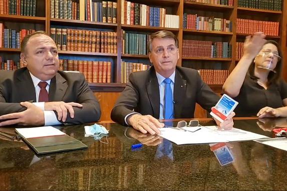 O presidente Jair Bolsonaro e o ministro interino da Saúde, Eduardo Pazuello, durante a live