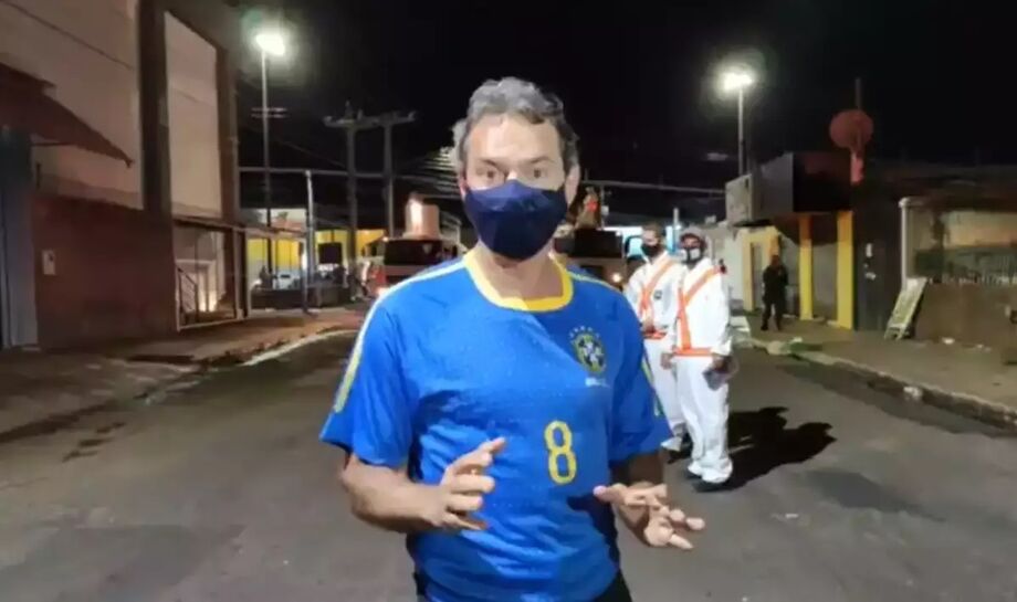 Prefeito Marquinhos Trad durante transmissão ao vivo nesta noite