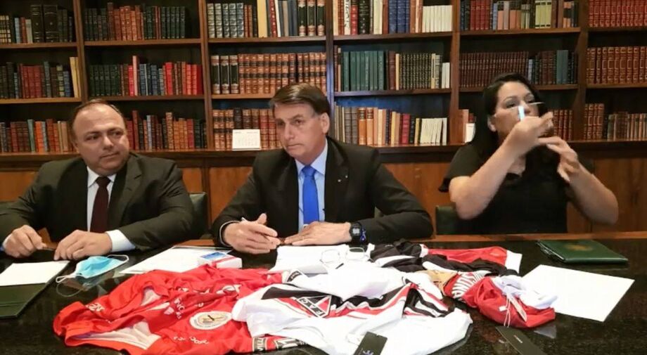 O presidente Jair Bolsonaro ao lado do ministro interino da Saúde, Eduardo Pazuello, em live realizada nesta quinta-feira