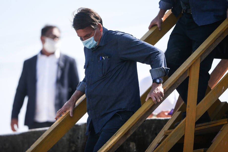 O presidente Jair Bolsonaro durante visita a obra de recuperação de ponte em São Vicente