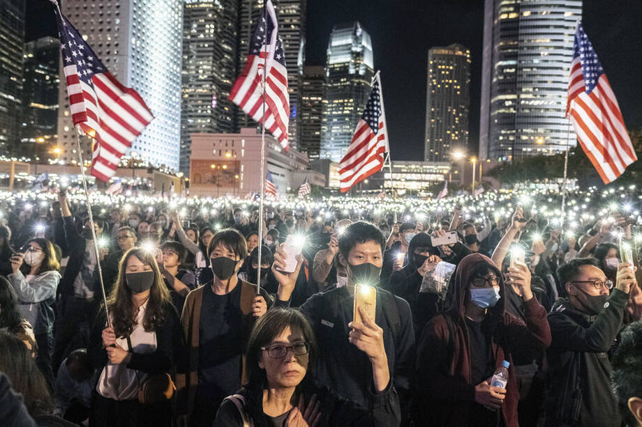 Manifestantes carregam bandeiras dos Estados Unidos em protestos pela democracia em Hong Kong