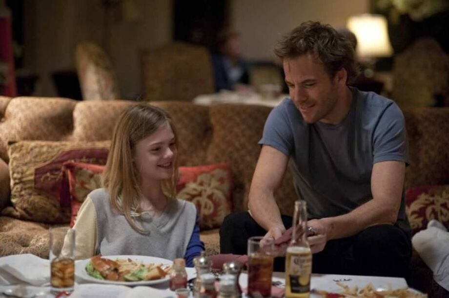 Cena de 'Um Lugar Qualquer', com Stephen Dorff e Elle Fanning nos papeis de pai e filha