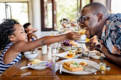 É possível unir a tradicionalidade e nutrição em casa, ao realizar uma comemoração com a família