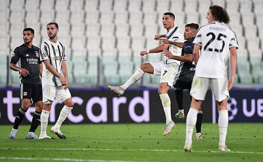 Cristiano Ronaldo marcou dois gols para a Juventus, mas Lyon avançou