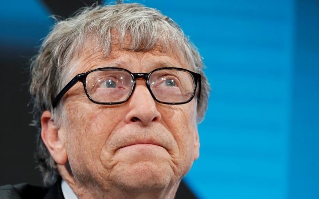 Bill Gates também trabalha em parceria para entregar 2 bilhões de doses da vacina para todo o mundo até o final de 2021