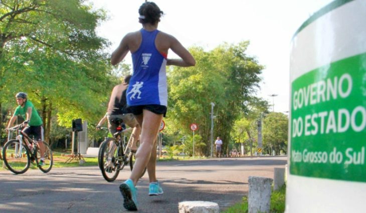 O Amigos do Parque consiste no fechamento de uma das pistas do Parque dos Poderes para possibilitar a prática desportiva, como caminhadas, corridas, passeios de bicicleta e patins.