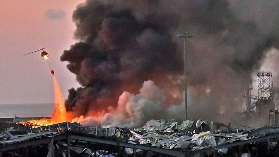 Helicóptero trabalha no combate a um incêndio no local de uma explosão no porto de Beirute, no Líbano.