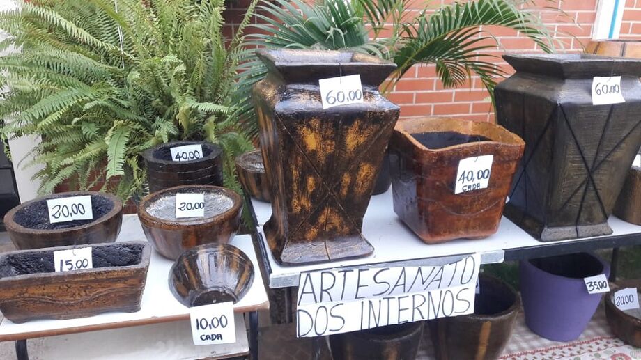 O isopor deixa os vasos com peso menor e diminui o calor no interior da peça.