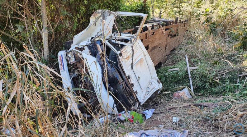 As vítimas eram ocupantes de um caminhão Ford Cargo e quando os bombeiros chegaram ao local as duas vítimas já estavam fora do veículo