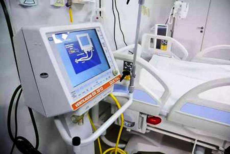 País acertou em focar no cuidado com pacientes graves, investindo na busca de respiradores e de leitos de UTI