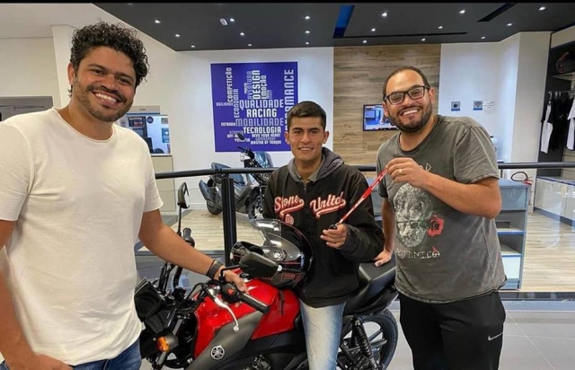 Douglas Nascimento, o motoboy Matheus Pires e o humorista Matheus Ceará