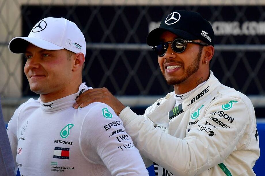Lewis Hamilton cumprimenta Valtteri Bottas pela pole do GP da Rússia de F-1