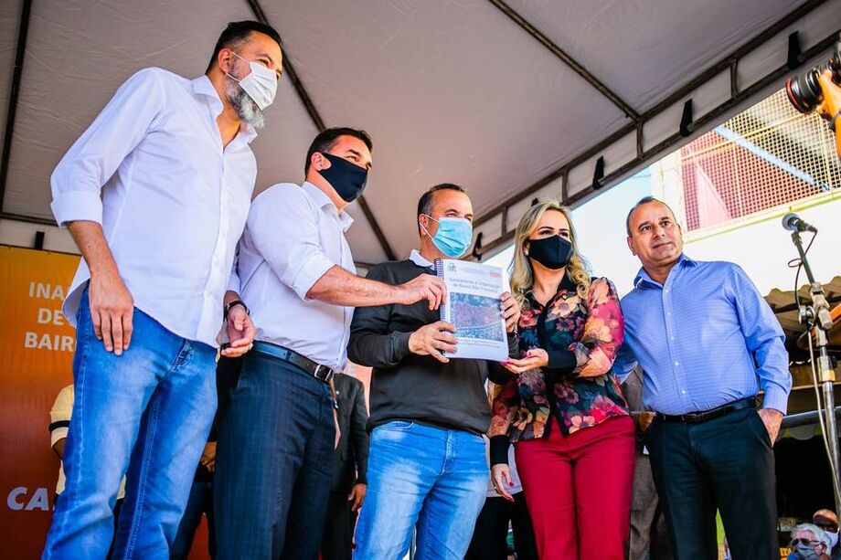 O prefeito de Belford Roxo, Waguinho (MDB), inaugura obra ao lado do senador Flávio Bolsonaro, do Secretário de Desenvolvimento Regional, Rogério Marinho e de sua esposa, a deputada federal Daniela do Waguinho (MDB-RJ)