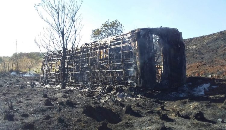 O ônibus colidiu na traseira do caminhão e, em seguida, começou a pegar fogo