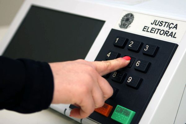 Urna eletrônica: adiamento das eleições