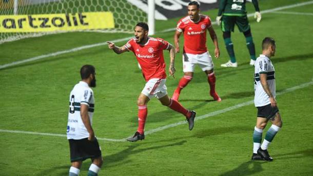 Guerrero marca e Inter vence o Coritiba