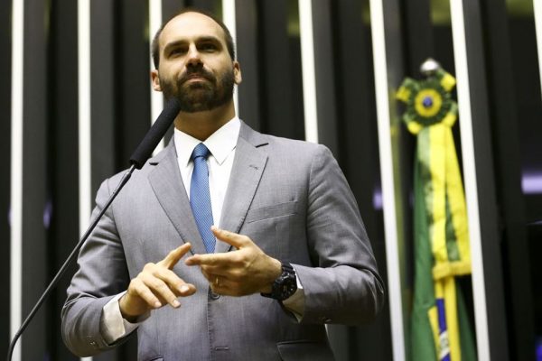 Para filho do presidente, informações passadas pelo ministro André Mendonça a parlamentares são sigilosas