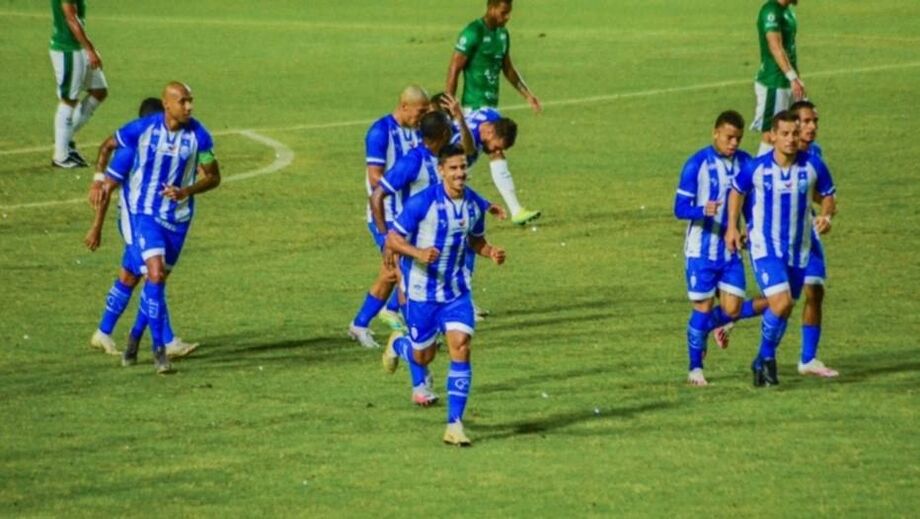 Jogadores do CSA comemoram gol contra o Guarani na primeira rodada da série B