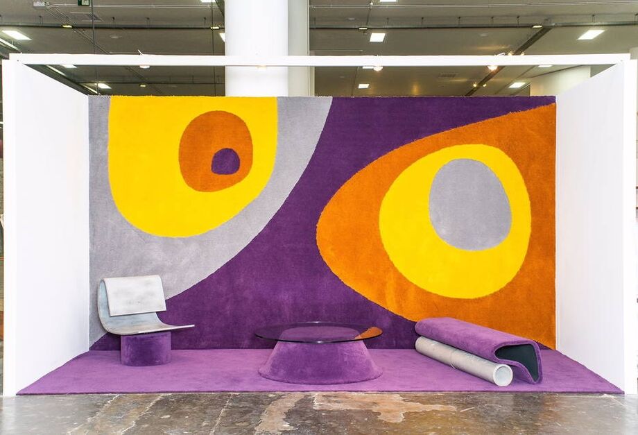 Tapeçaria e móveis criados por Rodrigo Ohtake, arquiteto e designer que desenvolveu estilo arquitetônico próprio no uso de cores e formas livres