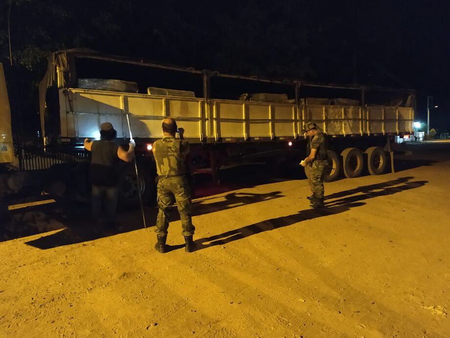 Carreta com sucatas apreendidas