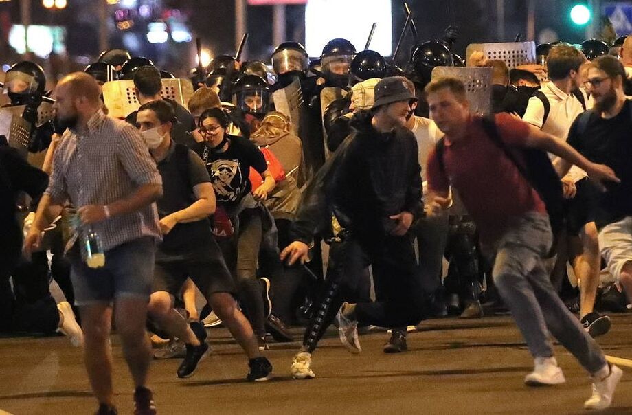Manifestantes enfrentam a polícia na Bielo-Rússia, em protesto contra fraudes na eleição