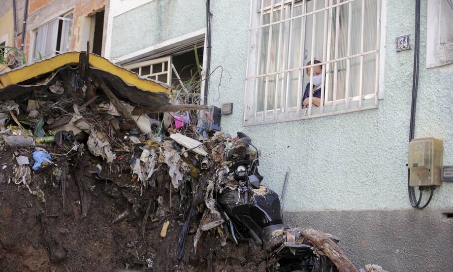 Deslizamento na Mangueira: 22 casas são interditadas