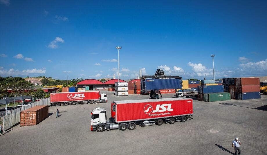 A quantidade de veículos transportados foi de 100,4 mil, e a distância média percorrida, de 1.349 quilômetros.