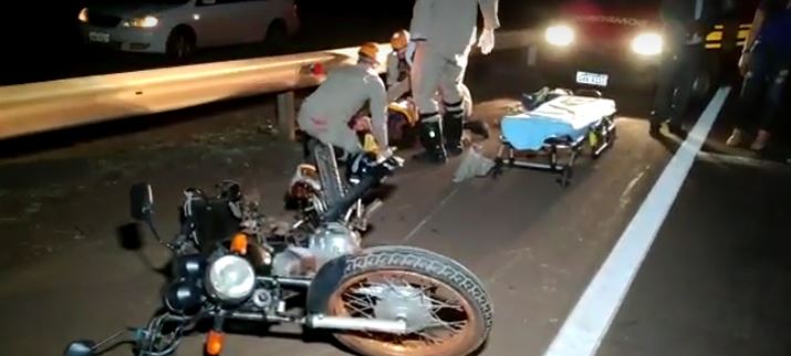Ele foi socorrido em estado grave pelo Corpo de Bombeiros e levado para o Hospital da Vida e pode perder a perna atingida